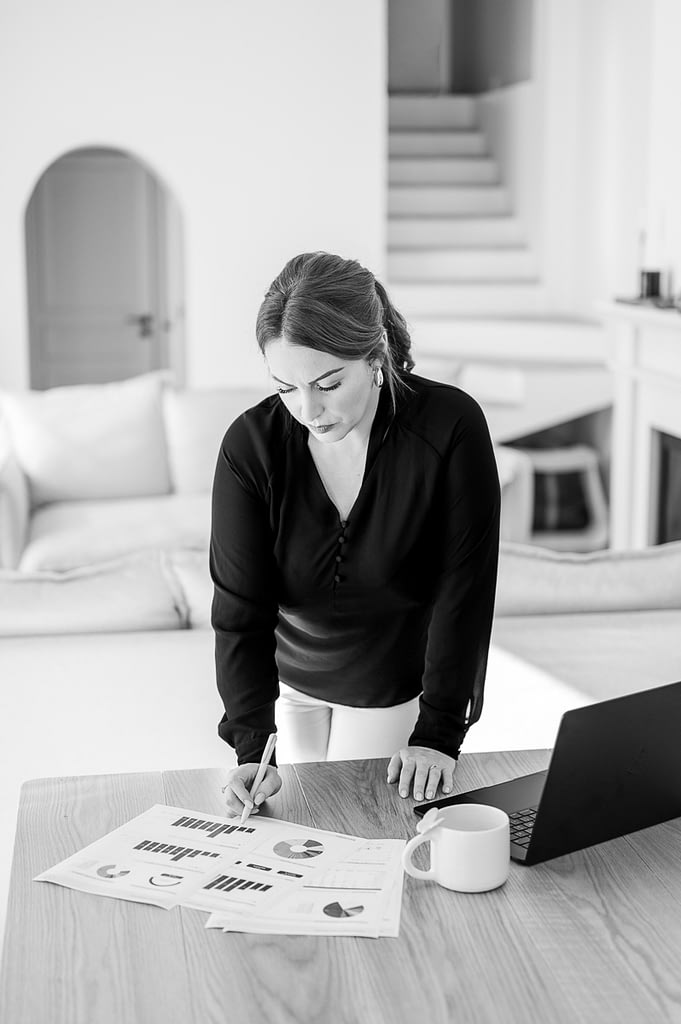 Fanny Dubois en train de signer un contrat COSMY